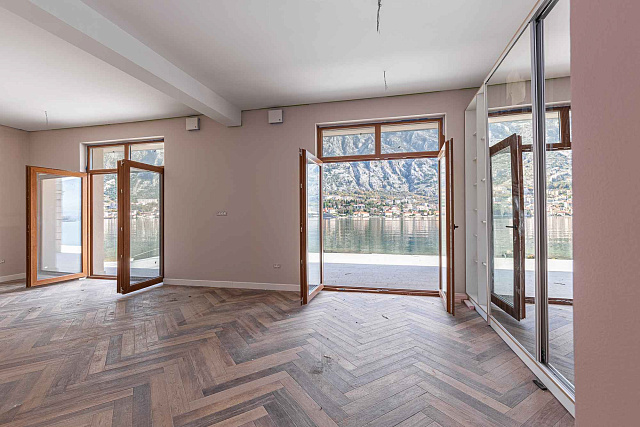 A luxurious three-story villa on the first sea line in  Kotor — photo 63